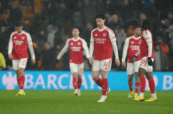 Các cầu thủ Arsenal thất vọng sau khi bị Wolves gỡ hòa 2-2 ở phút cuối.