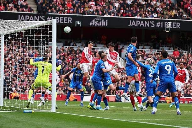 Các cầu thủ Arsenal và Bournemouth tranh chấp bóng quyết liệt trước khung thành tại sân Emirates.