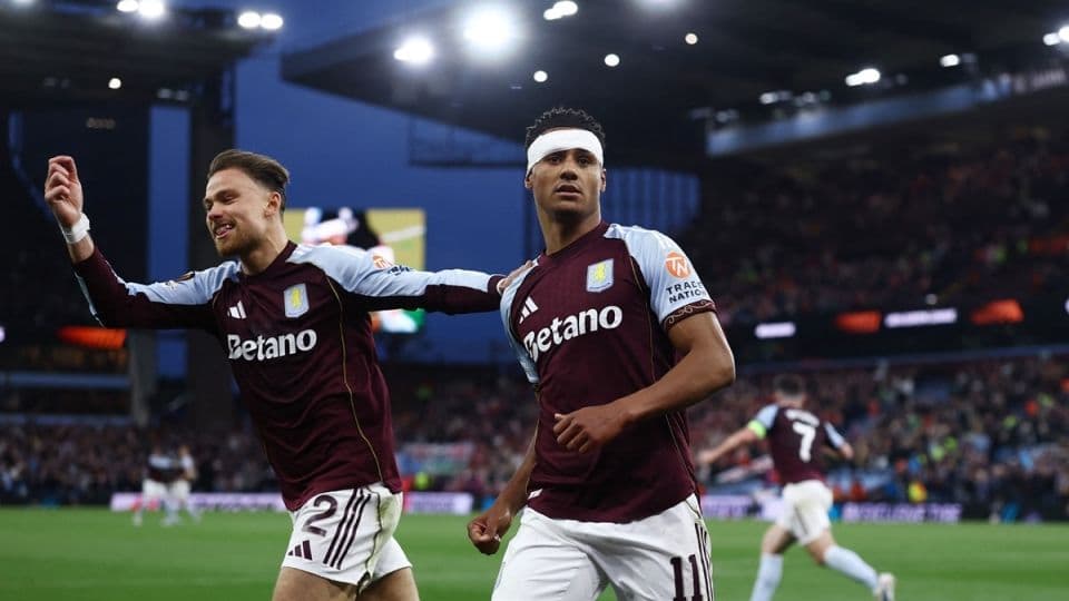 Các cầu thủ Aston Villa ăn mừng bàn thắng, thể hiện niềm vui và khát khao chinh phục danh hiệu châu Âu.