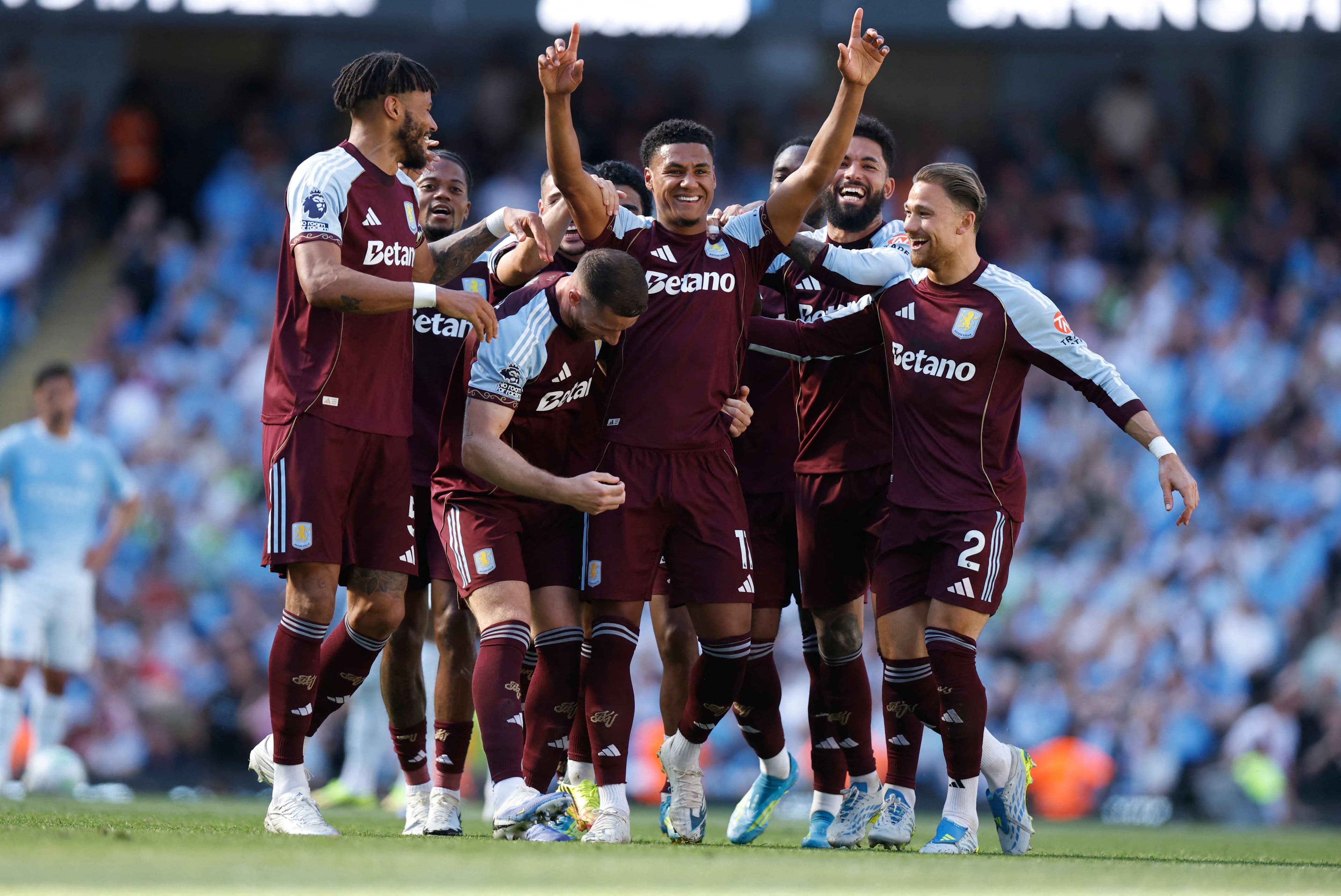 Các cầu thủ Aston Villa ăn mừng bàn thắng vào lưới Man City, minh họa khát vọng cá nhân và thành công của CLB trong bối cảnh phân mảnh lợi ích của Ngoại Hạng Anh.