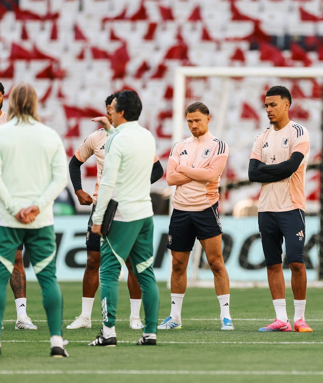 Các cầu thủ Aston Villa trong buổi tập, thể hiện quá trình rèn luyện và xây dựng bản sắc đội bóng.