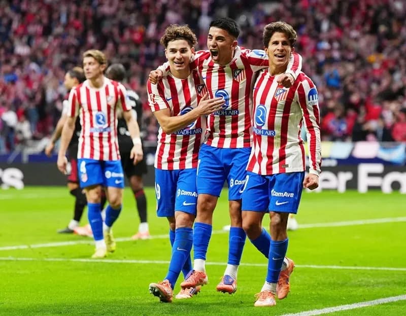 Các cầu thủ Atletico Madrid ăn mừng bàn thắng trong trận đấu Champions League.