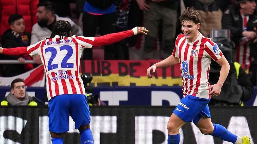Các cầu thủ Atletico Madrid ăn mừng bàn thắng vào lưới Barcelona tại Metropolitano