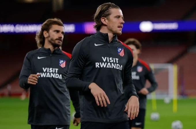 Các cầu thủ Atletico Madrid tập luyện tại sân Emirates trước sự cố phòng tắm lạnh
