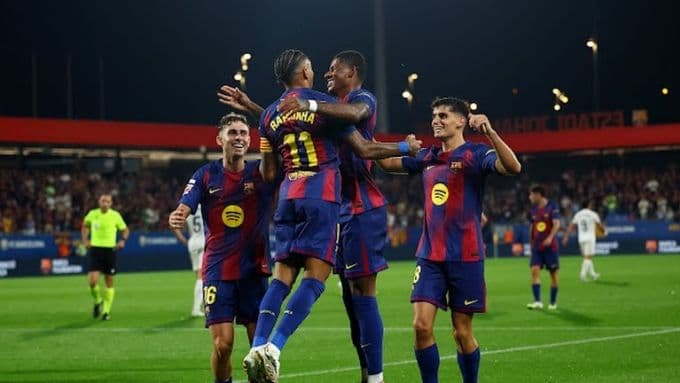 Các cầu thủ Barcelona ăn mừng bàn thắng trong chiến thắng hủy diệt trước Valencia.