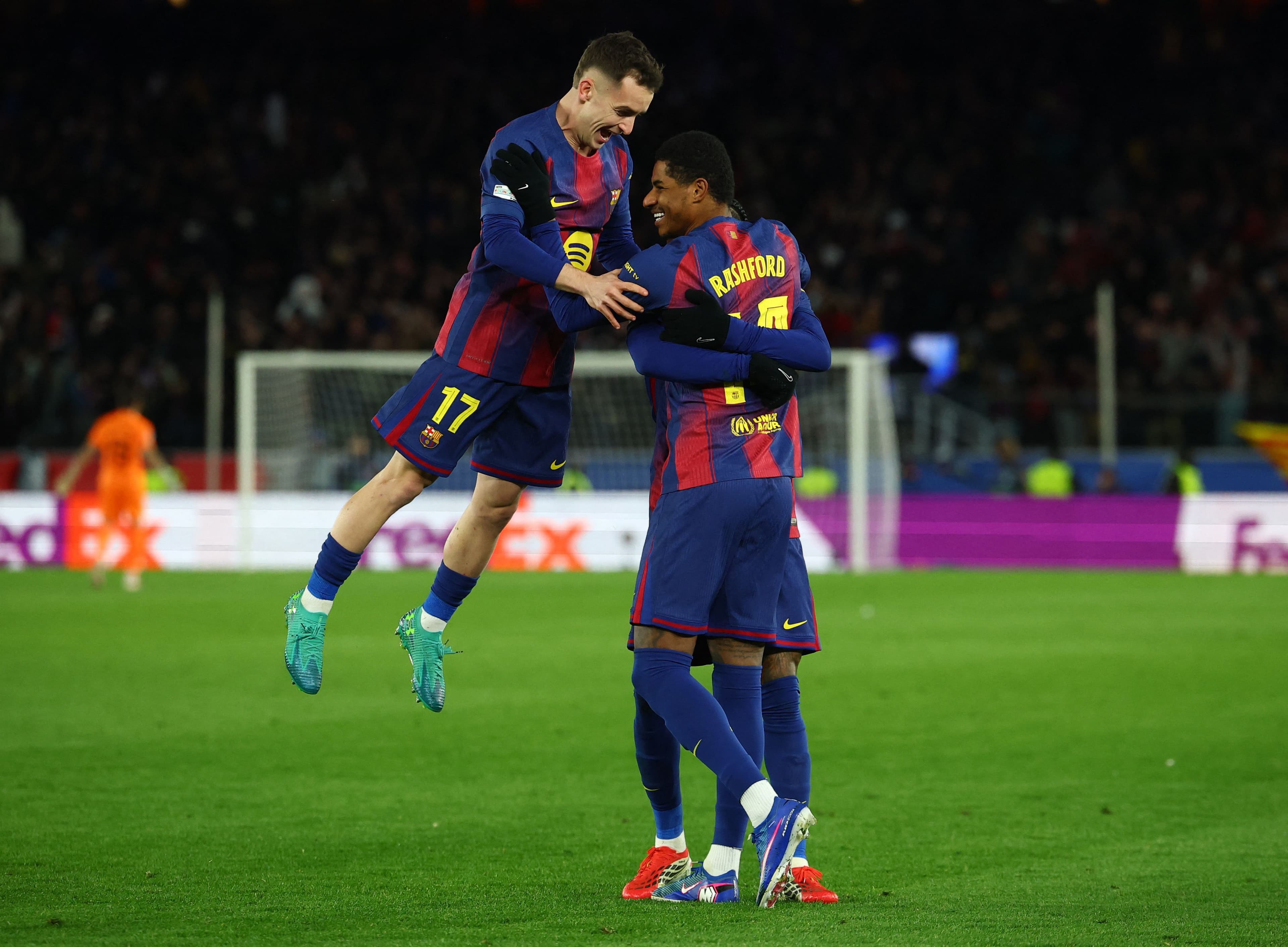 Các cầu thủ Barcelona ăn mừng chiến thắng, mở ra hành trình đầy thử thách đến ngai vàng Champions League.