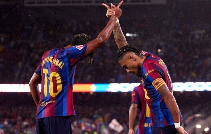 Các cầu thủ Barcelona ăn mừng chiến thắng tưng bừng dưới thời Hansi Flick