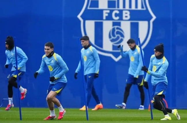 Các cầu thủ Barcelona tập luyện trên sân, chuẩn bị cho trận đấu củng cố ngôi đầu La Liga.
