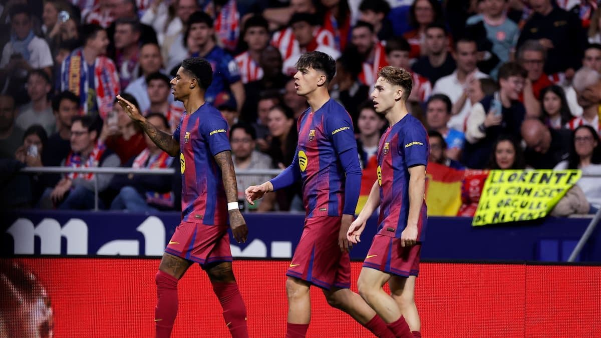 Các cầu thủ Barcelona trên sân Metropolitano trong trận đấu với Atlético Madrid