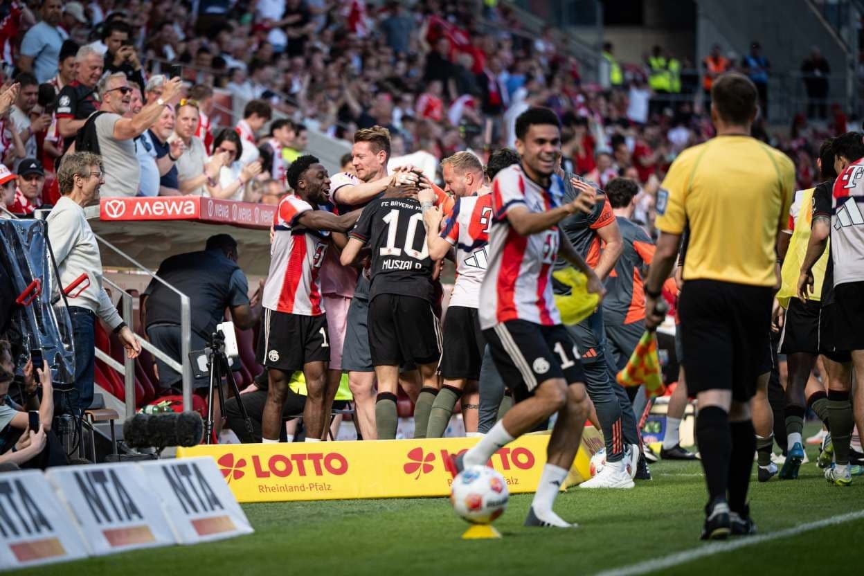 Các cầu thủ Bayern Munich ăn mừng bàn thắng, thể hiện tinh thần đồng đội và bản lĩnh