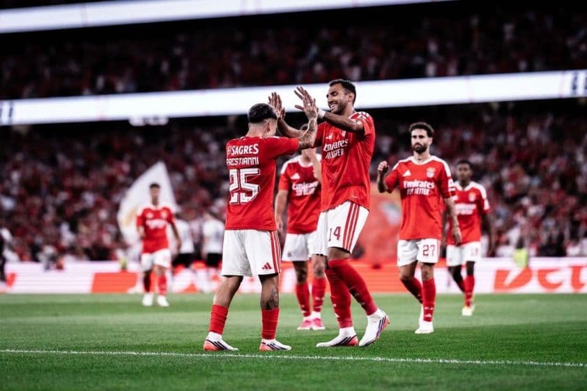 Các cầu thủ Benfica ăn mừng chiến thắng trên sân nhà Estádio da Luz, thể hiện sức mạnh áp đảo của đội bóng.