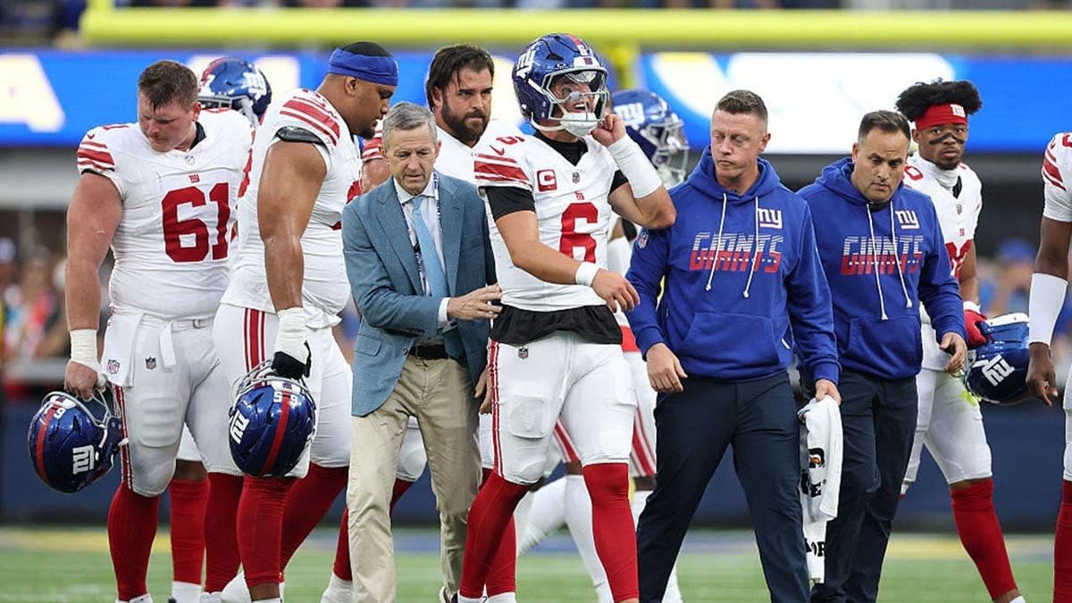 Các cầu thủ bóng bầu dục New York Giants trên sân, tượng trưng cho 'cuộc chơi' chiến lược và tầm nhìn dài hạn.