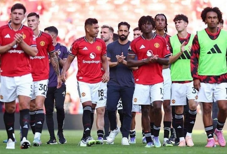 Các cầu thủ bóng đá cùng nhau bước ra sân, thể hiện sự chuyển mình và tinh thần đồng đội của Al Ettifaq