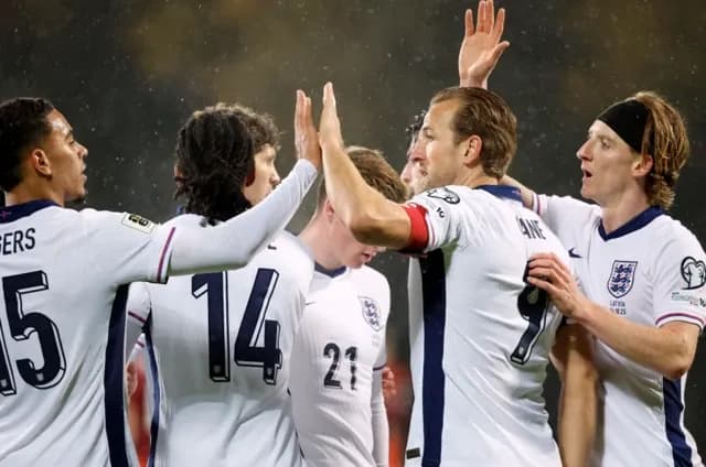 Các cầu thủ bóng đá high-five ăn mừng, thể hiện tinh thần đồng đội trong kỷ nguyên World Cup 48 đội.