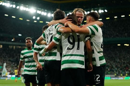 Các cầu thủ bóng đá ăn mừng bàn thắng, thể hiện tinh thần và khát vọng trong trận derby M69.