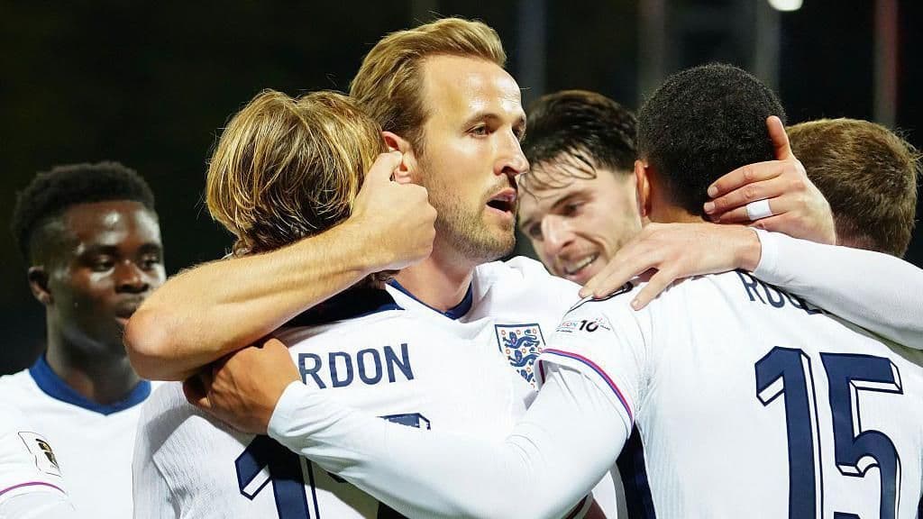 Các cầu thủ bóng đá ăn mừng bàn thắng, tượng trưng cho niềm vui và cơ hội tại World Cup 2026 mở rộng.