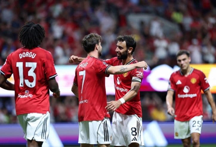 Các cầu thủ bóng đá ăn mừng chiến thắng, thể hiện bản lĩnh ứng viên vô địch