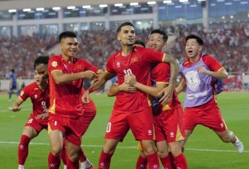Các cầu thủ bóng đá ăn mừng chiến thắng, thể hiện niềm tin và sự đoàn kết của đội bóng.