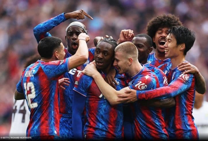 Các cầu thủ bóng đá ăn mừng chiến thắng, thể hiện niềm vui và tinh thần đồng đội.