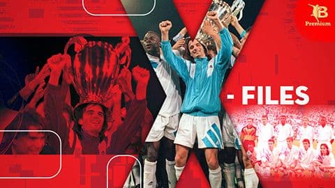 Các cầu thủ bóng đá ăn mừng chiến thắng với chiếc cúp vô địch, biểu tượng cho thành công và mục tiêu chinh phục ngôi vương.