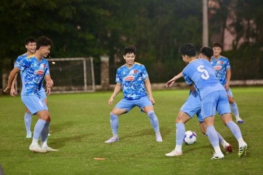 Các cầu thủ bóng đá ăn mừng, thể hiện sự đoàn kết và áp lực của một đội bóng chủ nhà.