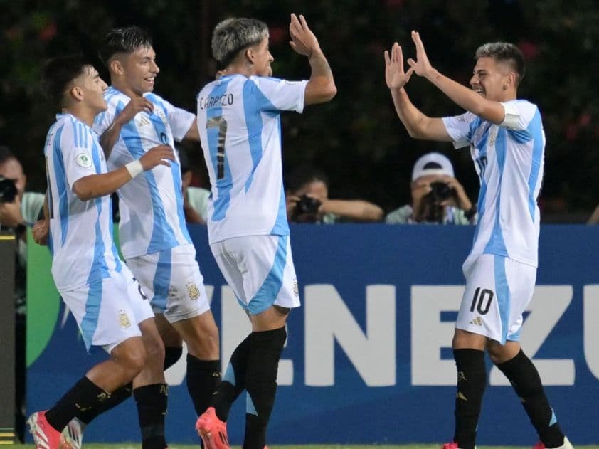 Các cầu thủ bóng đá trẻ ăn mừng trên sân, tượng trưng cho cuộc đối đầu kịch tính tại bán kết U20 World Cup.