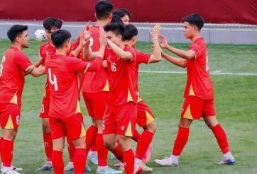 Các cầu thủ bóng đá trẻ tập trung, thể hiện tinh thần đồng đội và sự chuẩn bị cho giải đấu.