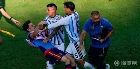 Các cầu thủ bóng đá tranh cãi gay gắt trên sân, trọng tài và nhân viên can thiệp, minh họa những khoảnh khắc căng thẳng và tranh cãi trong World Cup.