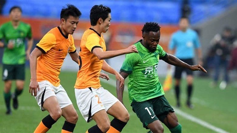 Các cầu thủ bóng đá tranh giành bóng quyết liệt trên sân, thể hiện chiến thuật và sự kiểm soát trận đấu