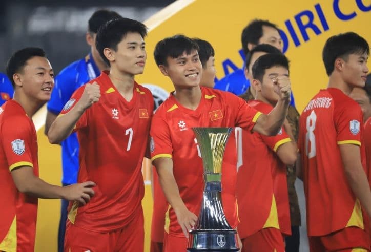 Các cầu thủ bóng đá trên sân, thể hiện tinh thần đồng đội và sự quyết tâm.