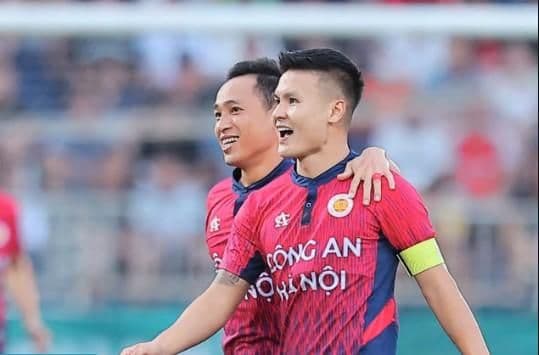 Các cầu thủ bóng đá trong trang phục thi đấu màu đỏ.