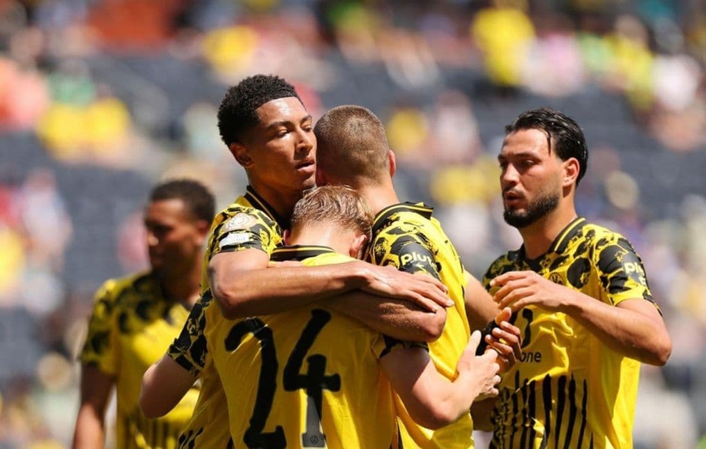 Các cầu thủ Borussia Dortmund ăn mừng, thể hiện sức mạnh và lối chơi tấn công của gã khổng lồ Đức.