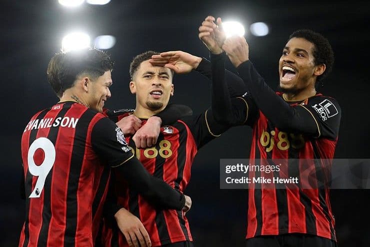 Các cầu thủ Bournemouth ăn mừng bàn thắng mở tỷ số của Tavernier.