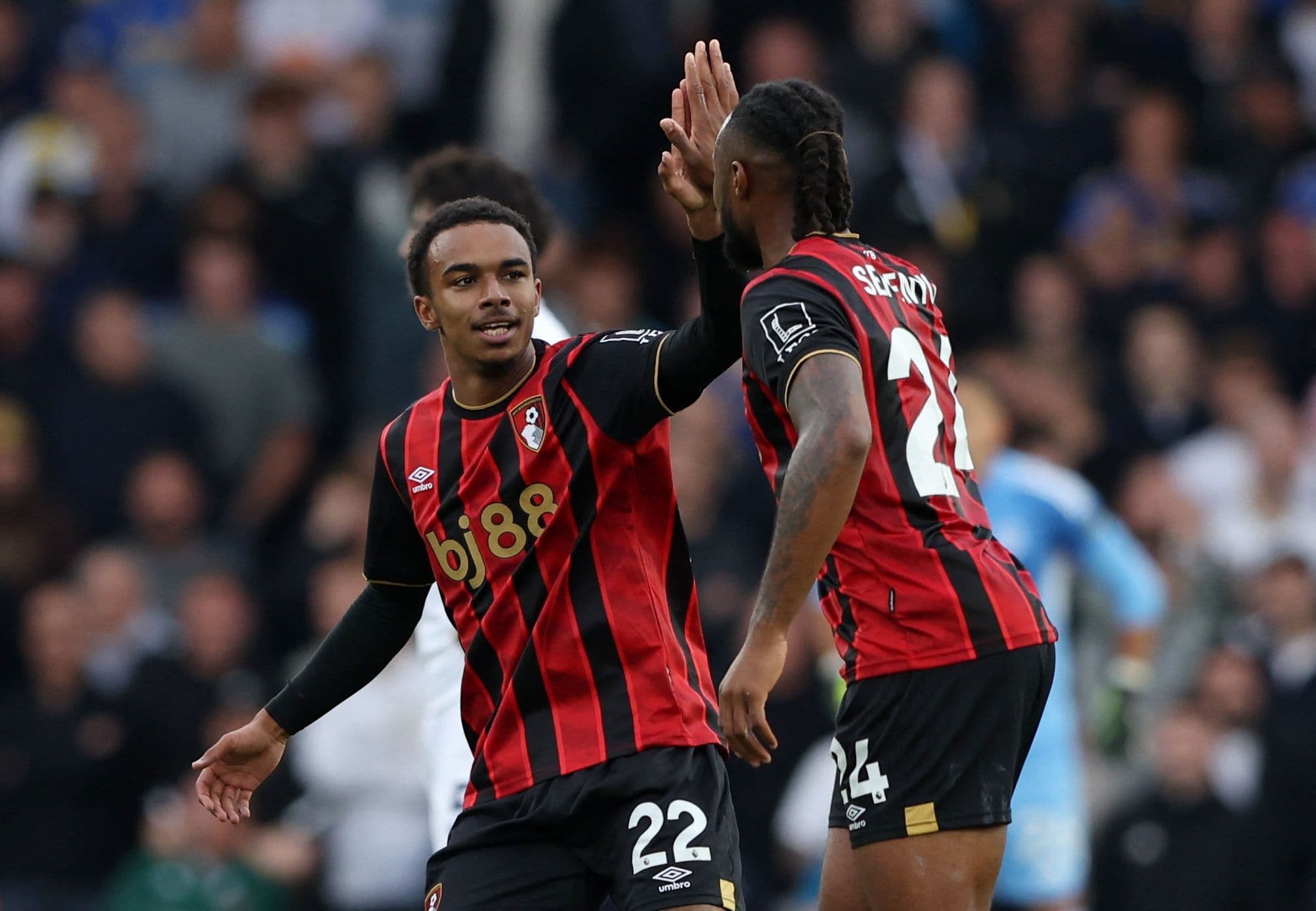 Các cầu thủ Bournemouth ăn mừng tinh thần chiến đấu và bản lĩnh 'ngựa ô' của đội