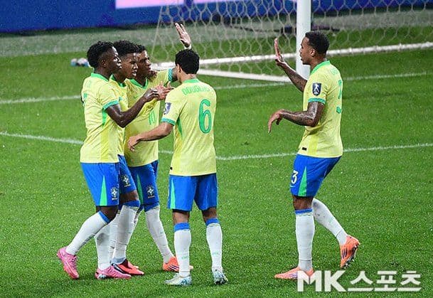 Các cầu thủ Brazil ăn mừng bàn thắng, thể hiện lối chơi Samba quyến rũ.