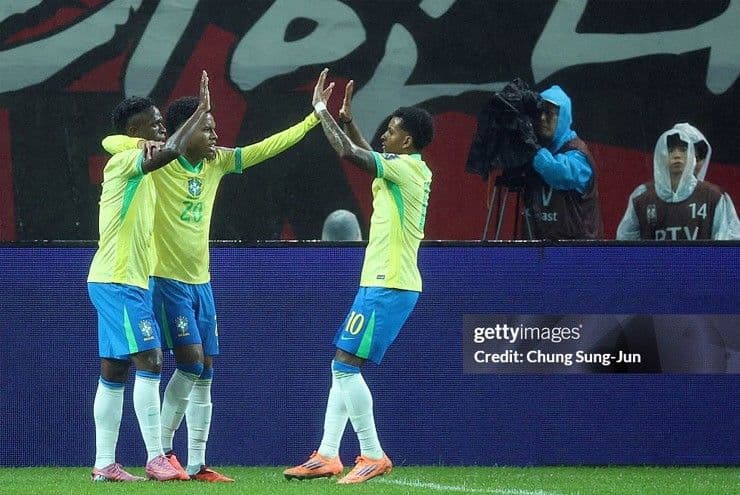 Các cầu thủ Brazil ăn mừng bàn thắng, tái khẳng định sức mạnh trên sân cỏ.