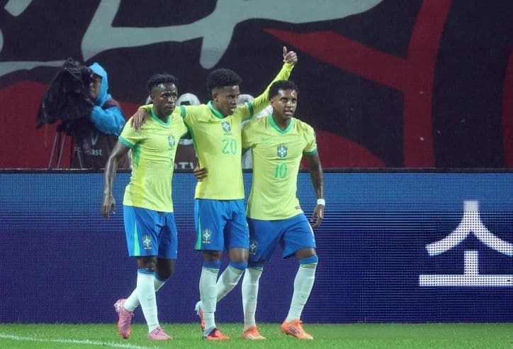 Các cầu thủ Brazil ăn mừng bàn thắng, tượng trưng cho sức mạnh và khát khao thể hiện của bóng đá Nam Mỹ.