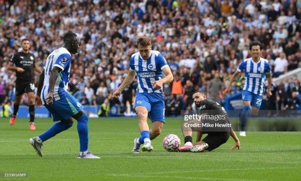 Các cầu thủ Brighton trong pha tranh chấp bóng, thể hiện tinh thần thi đấu kiên cường trước Man City.