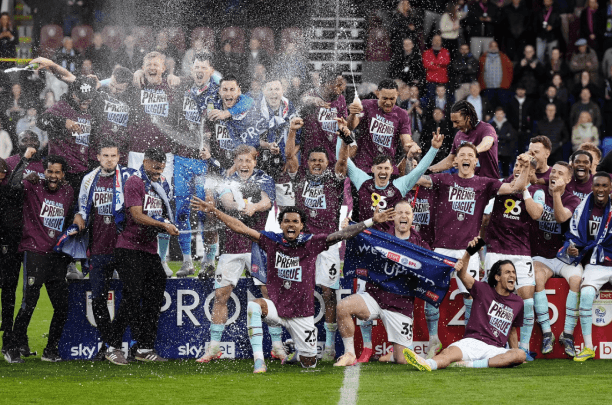 Các cầu thủ Burnley ăn mừng chức vô địch giải hạng nhất và thăng hạng Premier League