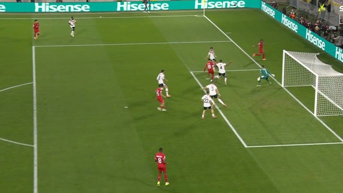 Các cầu thủ Đức hội ý trong giờ nghỉ giải lao với tỉ số 0-0 trước Luxembourg.