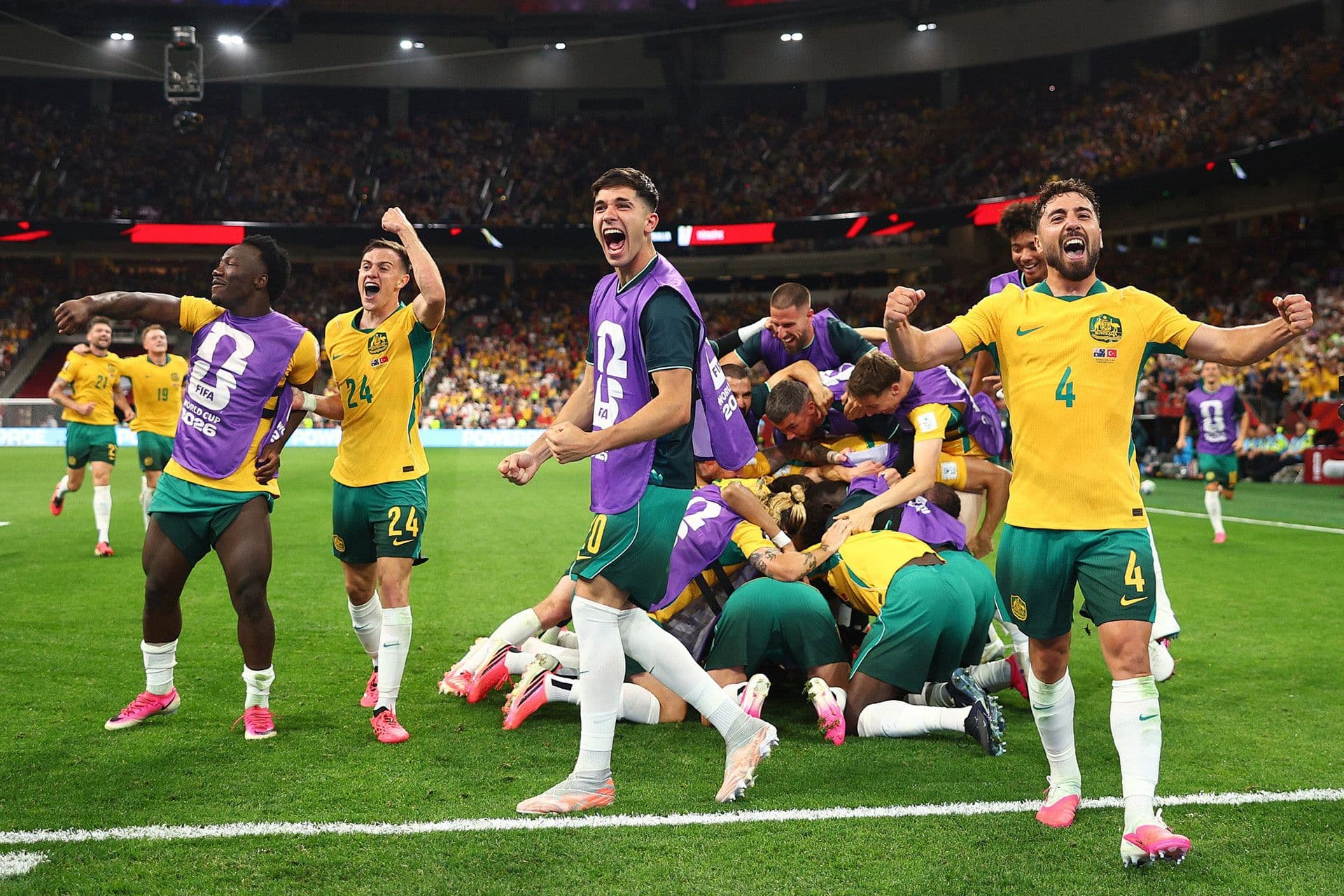 Các cầu thủ Úc ăn mừng chiến thắng 2-0 trước Thổ Nhĩ Kỳ tại World Cup 2026, thể hiện tinh thần lật đổ định kiến.