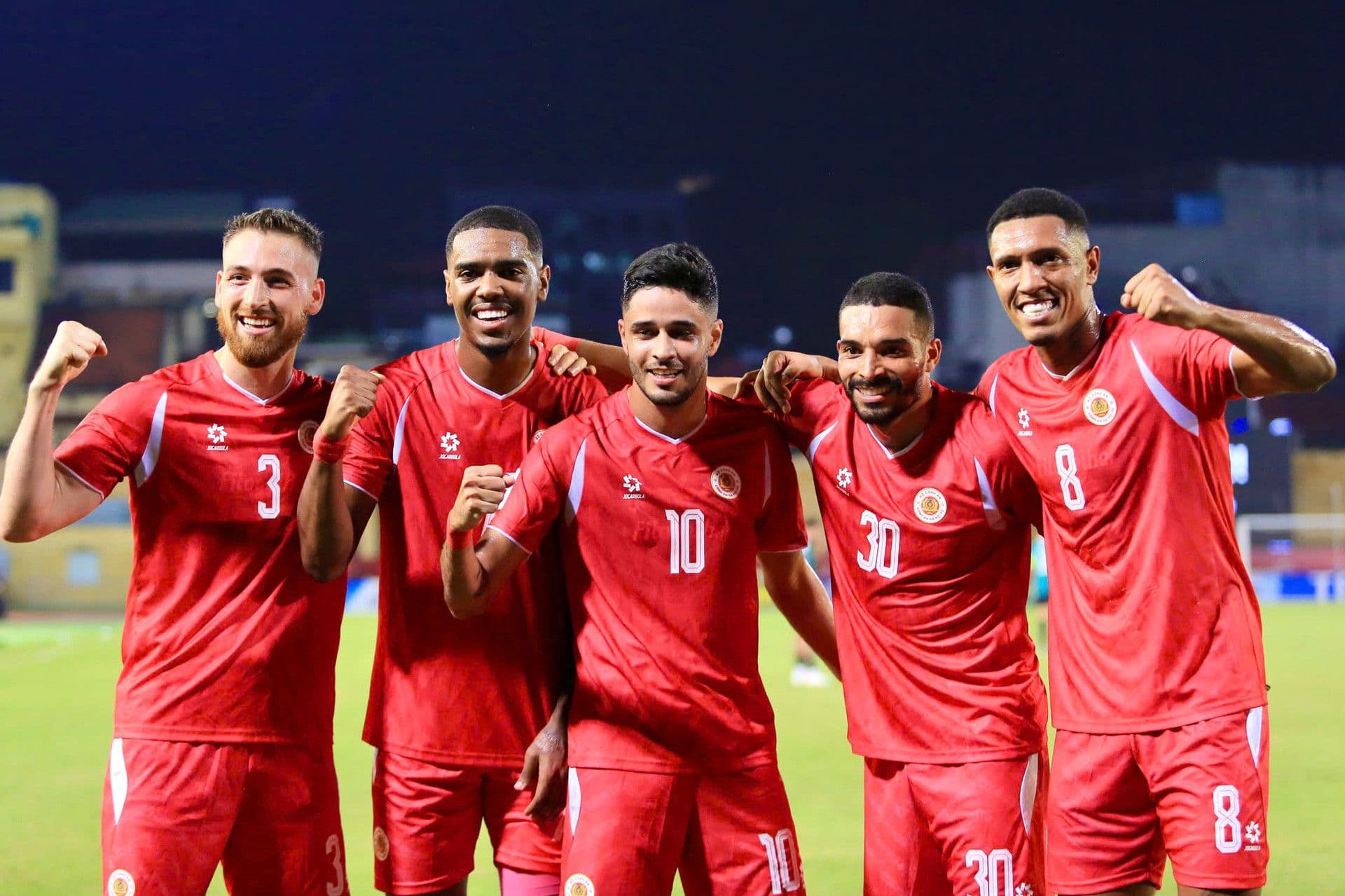 Các cầu thủ CAHN ăn mừng chiến thắng lịch sử trên sân Hàng Đẫy.