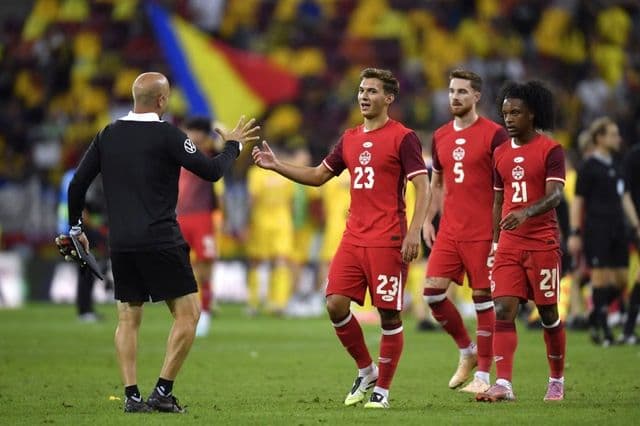 Các cầu thủ Canada trên sân, chuẩn bị cho trận đấu giao hữu chiến thuật