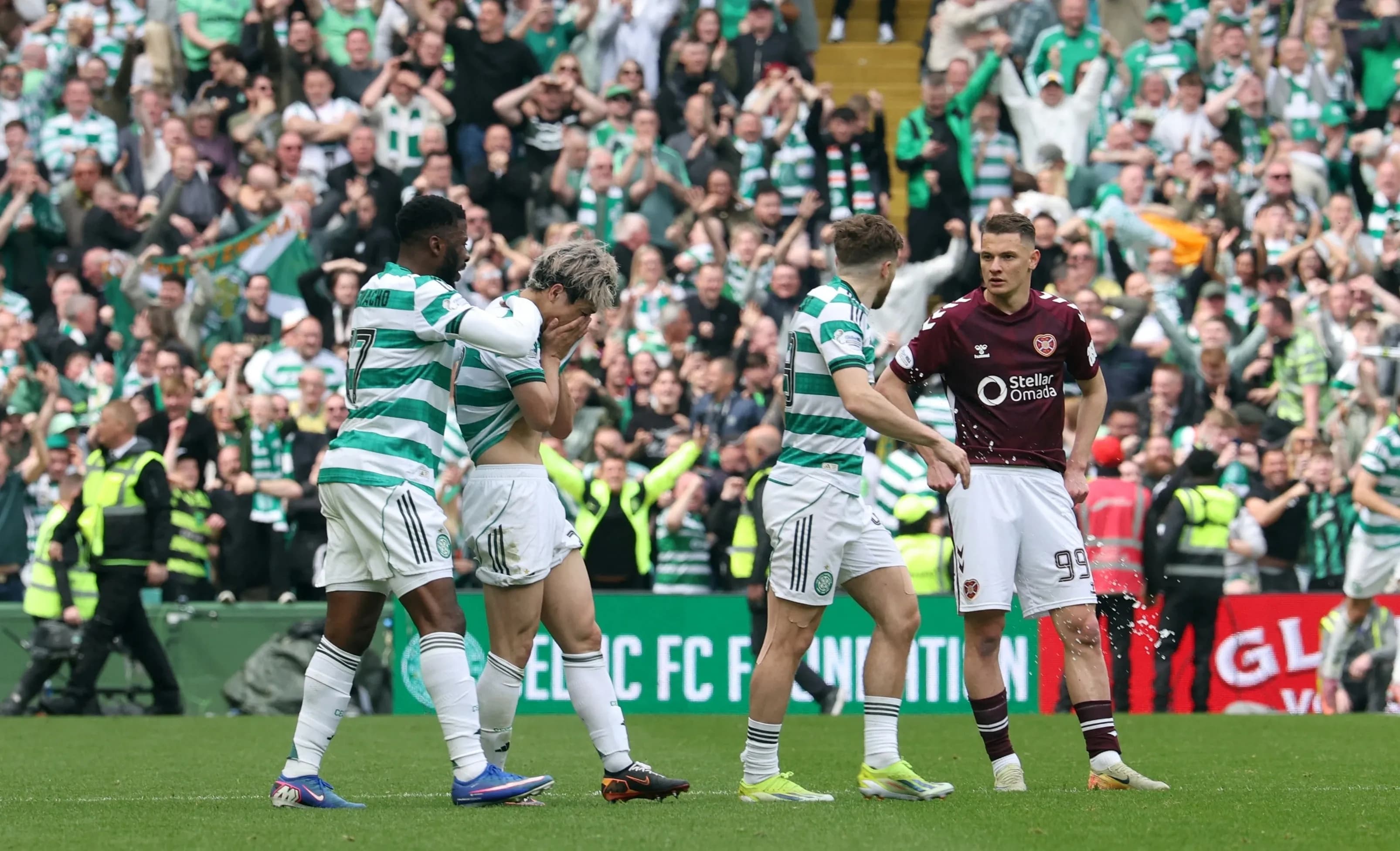 Các cầu thủ Celtic thể hiện sự kiên cường sau khi đánh bại Hearts, trong khi đối thủ thất vọng.