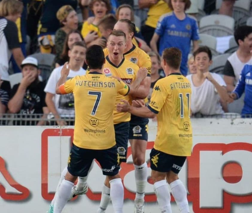 Các cầu thủ Central Coast Mariners ăn mừng bàn thắng trong trận derby F3 đầy cảm xúc.