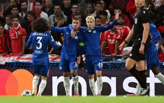 Các cầu thủ Chelsea ăn mừng bàn thắng mở tỷ số, giúp đội vượt lên dẫn trước Benfica