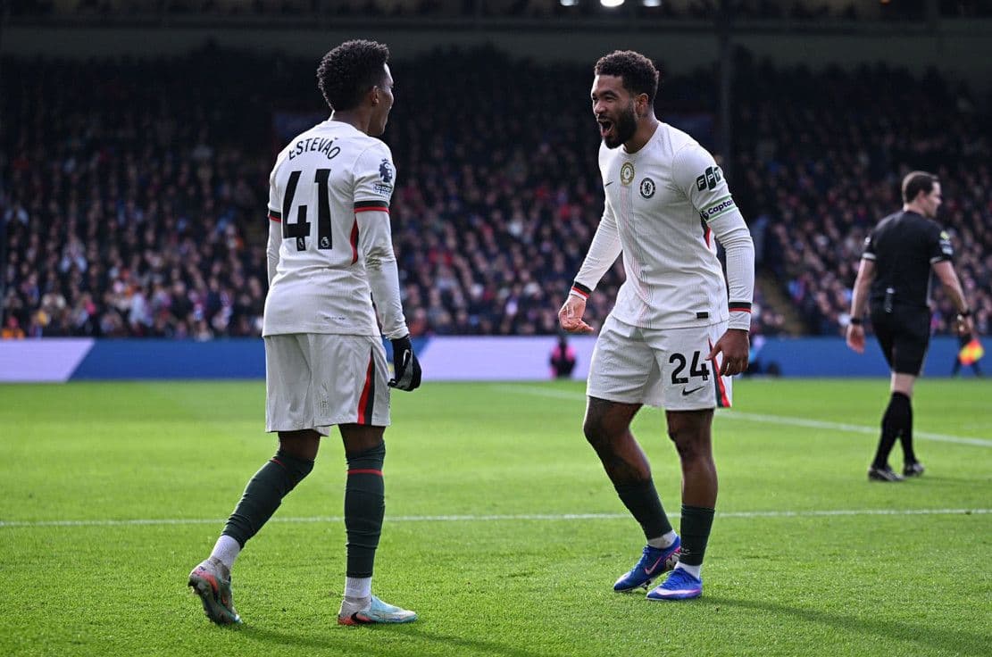 Các cầu thủ Chelsea ăn mừng bàn thắng, thể hiện sự thăng hoa của đội bóng