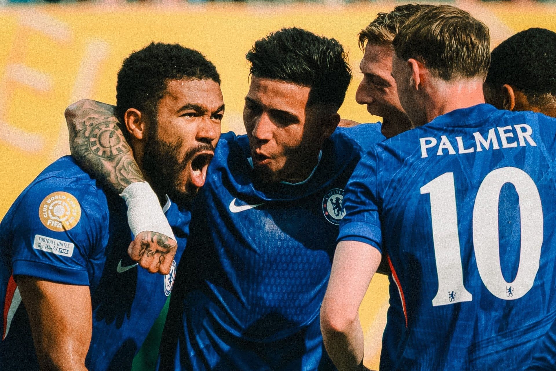 Các cầu thủ Chelsea ăn mừng bàn thắng, thể hiện tinh thần đoàn kết và khát vọng chiến thắng.