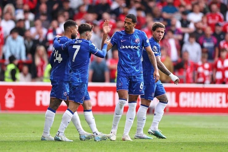 Các cầu thủ Chelsea ăn mừng chiến thắng, khẳng định bản lĩnh và sự hiệu quả của đội bóng.