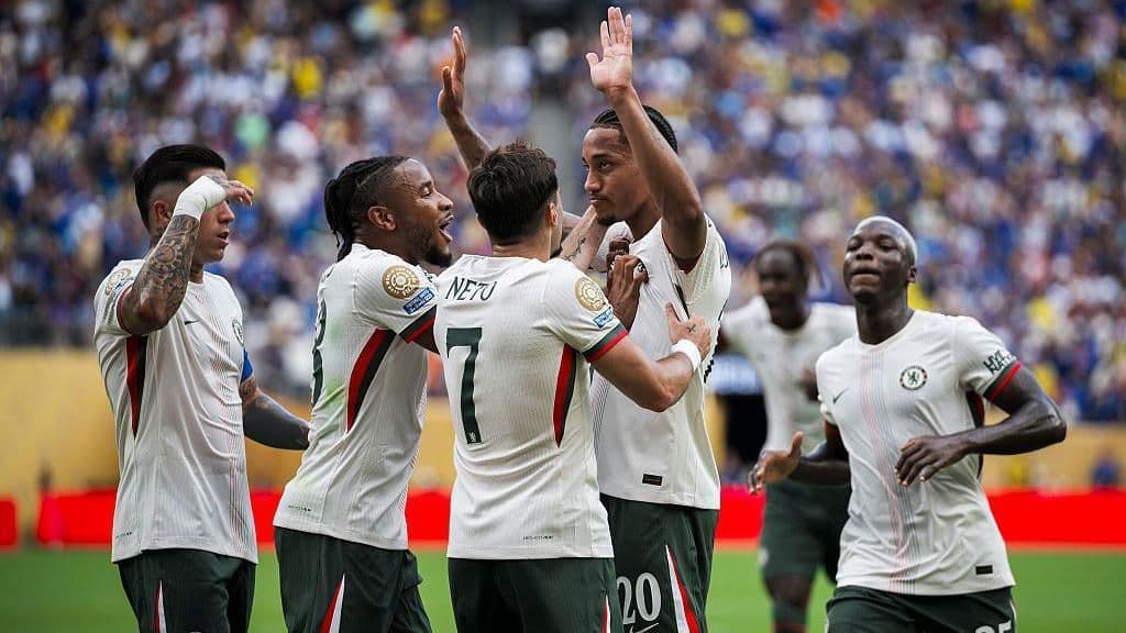 Các cầu thủ Chelsea ăn mừng chiến thắng sau trận chung kết.